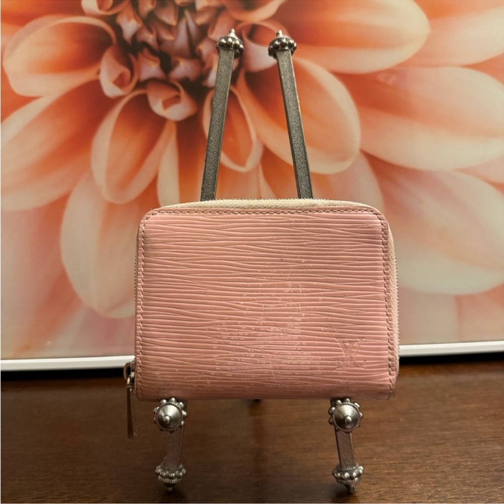 Authentic Louis Vuitton Zippy coin purse in Rose Ballerine Epi leather